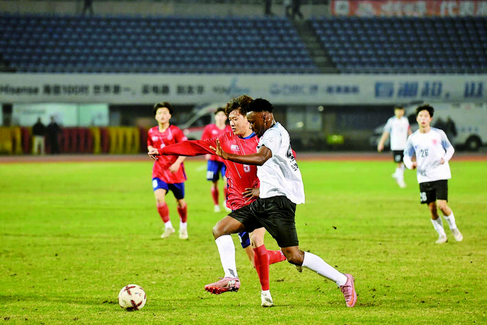 开元体育app-湘潭市“贺岁杯”足球邀请赛半决赛打响！雨湖岳塘力克对手会师决赛